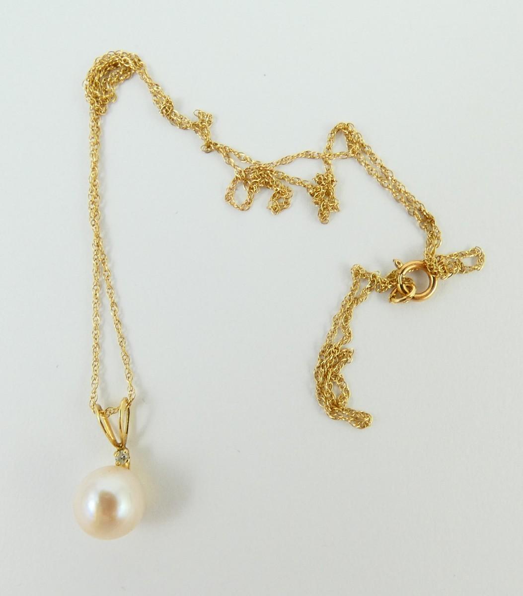 PEARL PENDANT ON CHAIN