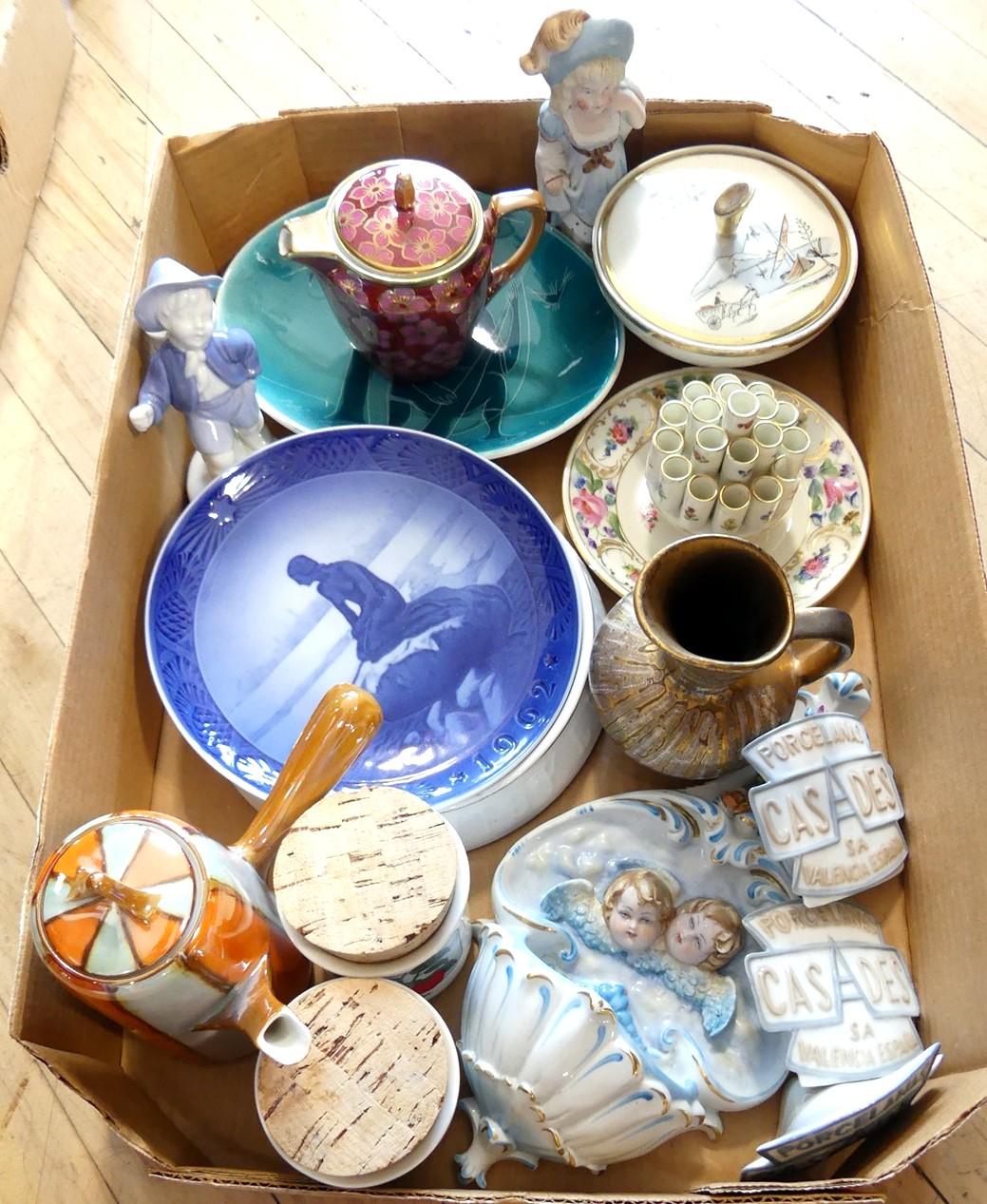 SMALL BOX OF CHINA  AND POTTERY