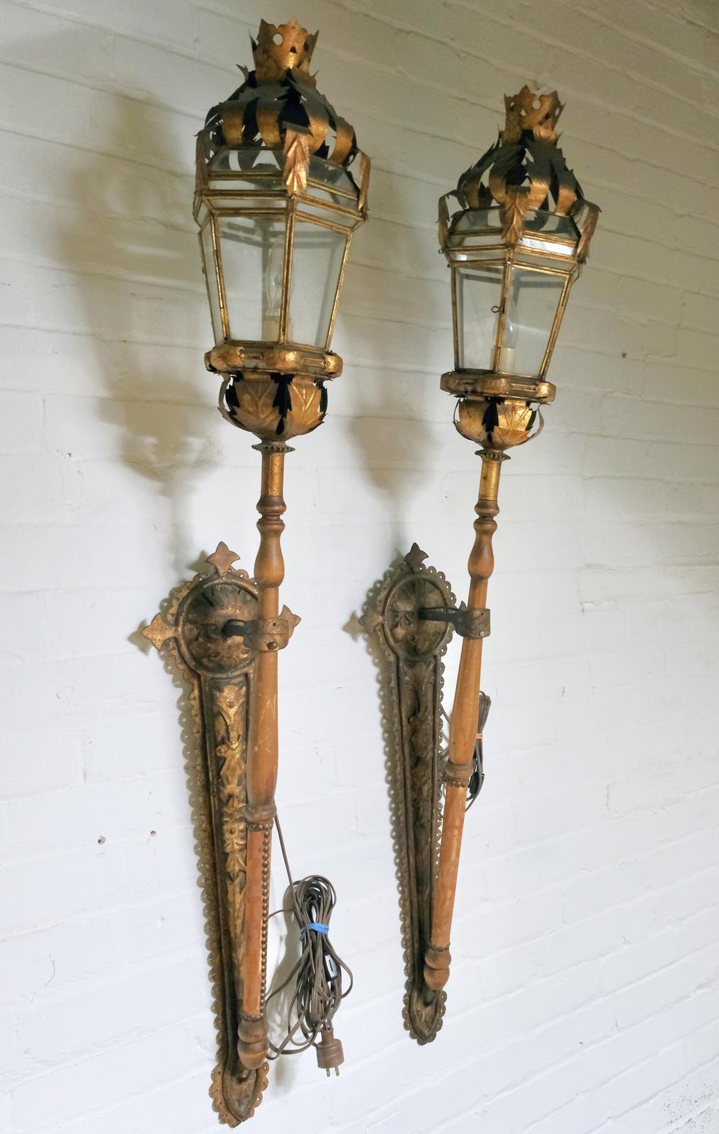 PAIR OF WALL LIGHTS