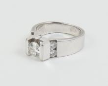 LADIES' DIAMOND RING