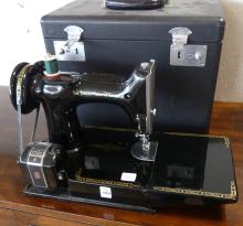 SINGER FEATHERWEIGHT SEWING MACHINE