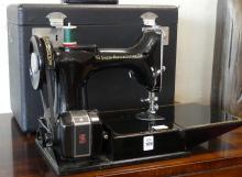 SINGER FEATHERWEIGHT SEWING MACHINE