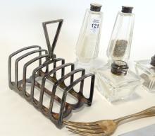 SHAKERS, TOAST RACK AND CUTLERY