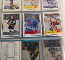 2 BINDERS OF 1980'S AND 90'S HOCKEY CARDS