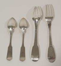 FOUR PIECES OF GEORGIAN STERLING CUTLERY
