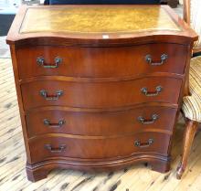 MAHOGANY BACHELOR'S CHEST