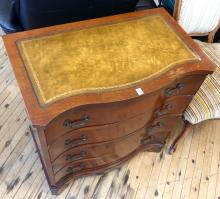 MAHOGANY BACHELOR'S CHEST