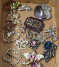 FOURTEEN FASHION BROOCHES