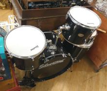 SILVERTONE DRUM SET