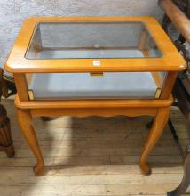VITRINE TABLE