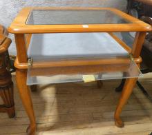 VITRINE TABLE