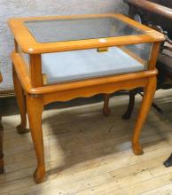 VITRINE TABLE