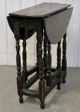 EARLY OAK DROP-LEAF TABLE