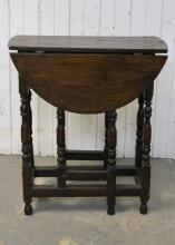 EARLY OAK DROP-LEAF TABLE