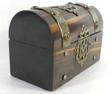 ENGLISH ROSEWOOD DOMED BOX