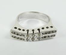 LADIES' DIAMOND RING