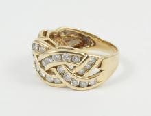 LADIES' DIAMOND RING