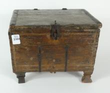 VERY EARLY WOOD BOX