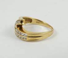 LADIES' DIAMOND RING