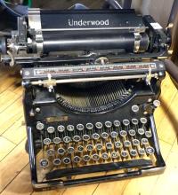 ANTIQUE UNDERWOOD TYPEWRITER