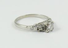 LADIES' DIAMOND RING