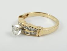 LADIES' DIAMOND RING