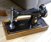 ANTIQUE SINGER SEWING MACHINE