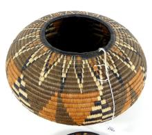 COVERED CIRCULAR BASKET