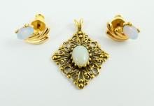 GOLD PENDANT & EARRINGS