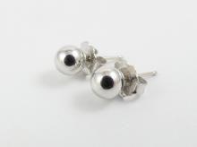 WHITE GOLD STUDS