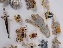 TWENTY-TWO FASHION BROOCHES