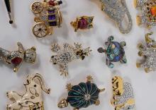 TWENTY-TWO FASHION BROOCHES