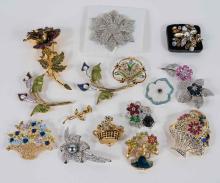 SIXTEEN FLORAL FASHION BROOCHES