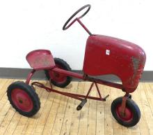 VINTAGE PEDAL TRACTOR