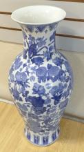 LARGE CHINESE PORCELAIN VASE