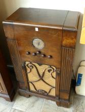 WESTINGHOUSE FLOOR MODEL RADIO