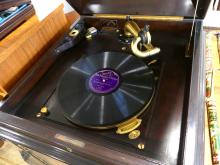 ANTIQUE CABINET PHONOGRAPH