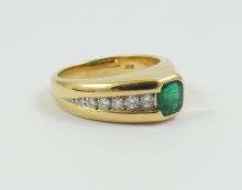 EMERALD & DIAMOND RING