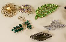 ELEVEN VINTAGE FASHION BROOCHES