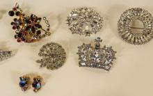 ELEVEN VINTAGE FASHION BROOCHES