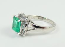 LADIES' EMERALD & DIAMOND RING