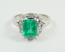 LADIES' EMERALD & DIAMOND RING