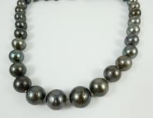 VALUABLE TAHITIAN PEARL NECKLACE