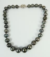 VALUABLE TAHITIAN PEARL NECKLACE