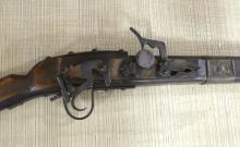 DECORATIVE LONG GUN