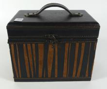 VINTAGE TRAVEL BOX WITH SEASHELLS
