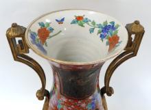 IMPRESSIVE CHINESE PORCELAIN VASE