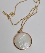 14 KARAT GOLD MOTHER-OF-PEARL PENDANT