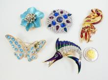 5 BROOCHES