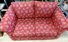 DECORATOR LOVESEAT